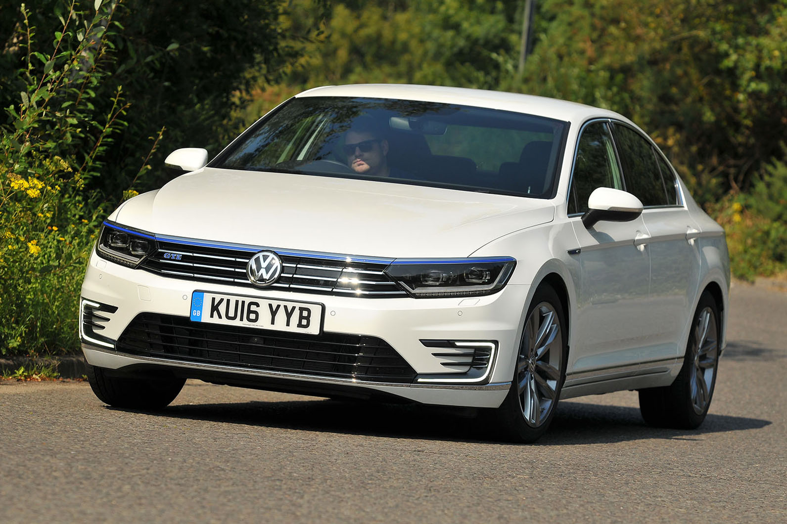 Volkswagen Passat GTE cornering
