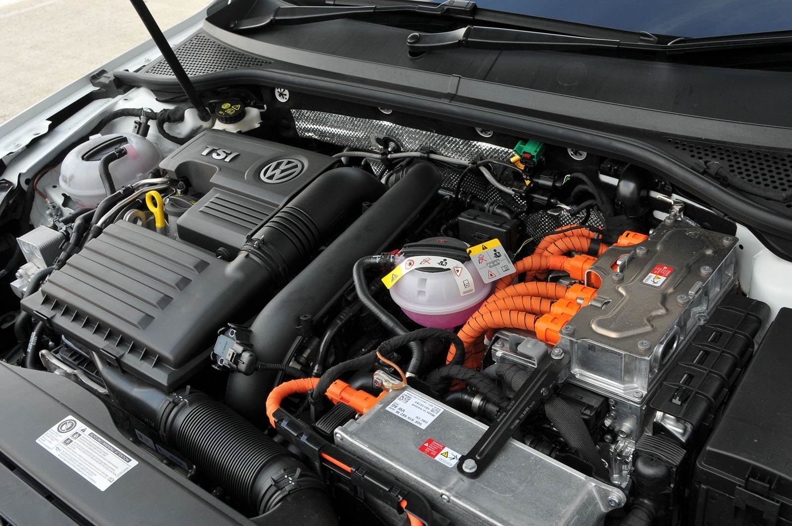 Volkswagen Passat GTE hybrid engine